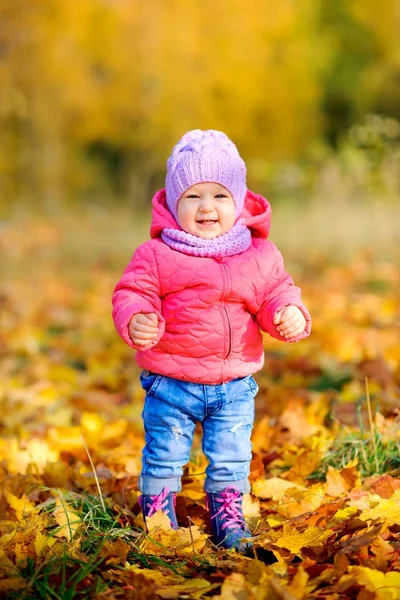 Ребенок гуляет в красивом парке — стоковое фото