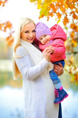 Anne bebeğiyle oynuyor.