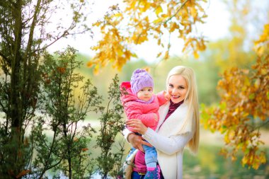 Anne bebeğiyle oynuyor.