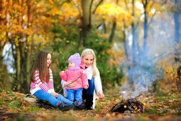 Familie buiten in een prachtig park — Stockfoto