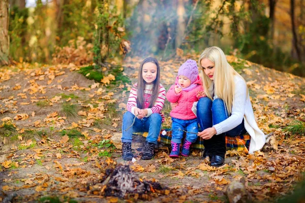 Family outdoors in a beautiful park — Stock Photo, Image