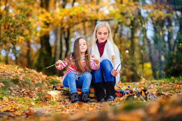 Familie in een prachtig park — Stockfoto