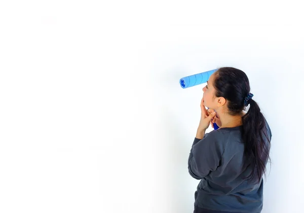 Девушка Разрабатывает Дизайн Своего Дома Выбирает Цвет Покраски Стены — стоковое фото