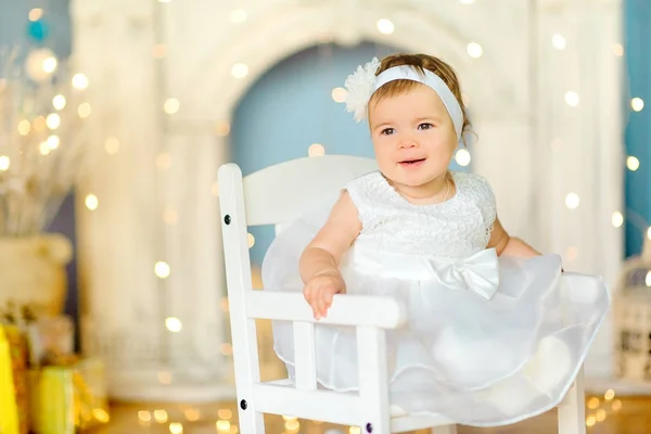 Szczęśliwa Dziewczynka Sukience Siedzi Krześle Uśmiecha Się Uroczysty Światło — Zdjęcie stockowe
