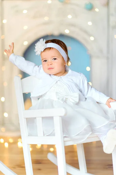 Szczęśliwa Dziewczynka Sukience Siada Fotel Tło Uroczysty Światła — Zdjęcie stockowe