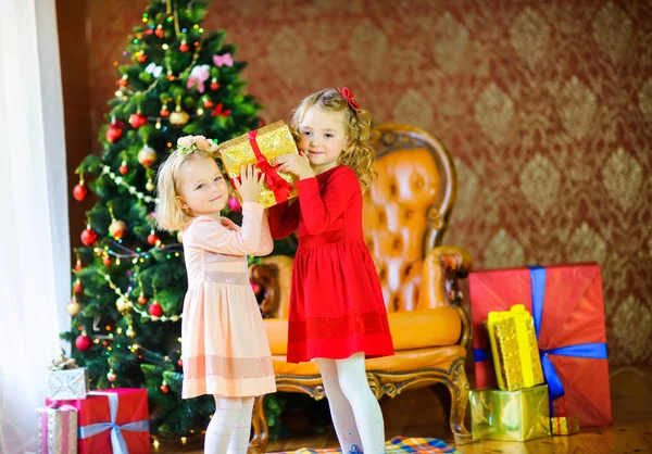 Meninas Bonitas Segurando Presente Fundo Festivo Natal Tre — Fotografia de Stock