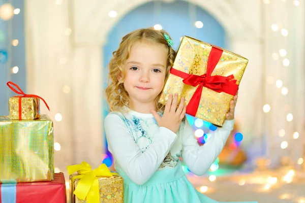 Счастливая Маленькая Девочка Красивом Платье Подарком Руке — стоковое фото