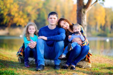 mutlu aile açık havada, dostça sarılma ve smilin dinlenme