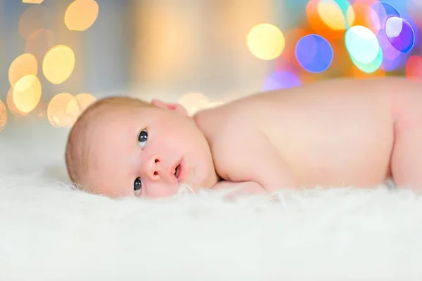 Novorozené Dítě Leží Bílou Přikrývkou Vypadá Překvapeně Kameru Slavnostní Osvětlení — Stock fotografie