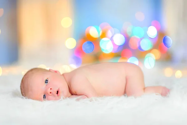 Novorozené Dítě Leží Bílou Přikrývkou Vypadá Překvapeně Kameru Slavnostní Osvětlení — Stock fotografie