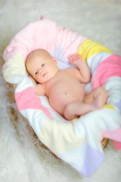 Krásné Novorozené Dítě Leží Měkké Přikrývky Postýlce — Stock fotografie