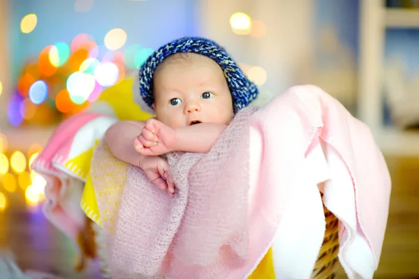 Красивый Новорожденный Ребенок Смешной Шляпе Лежит Корзине Мягком Одеяле Заднем — стоковое фото