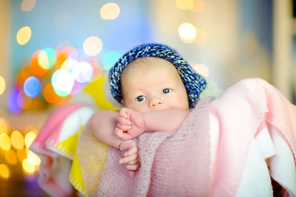 Ein Wunderschönes Neugeborenes Baby Mit Lustigem Hut Liegt Einem Korb — Stockfoto