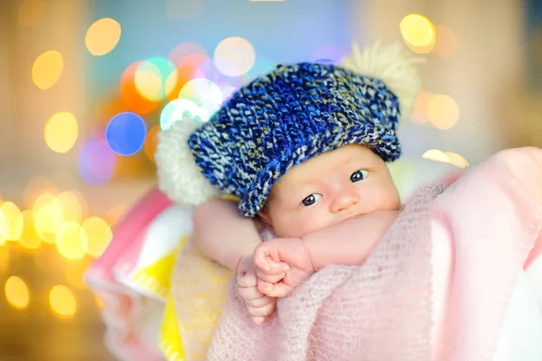 Krásné Novorozeně Legračním Klobouku Nachází Koši Měkkou Deku Pozadí Slavnostní — Stock fotografie