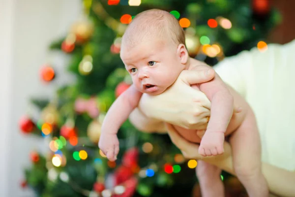 Matka Drží Novorozené Dítě Náručí Slavnostní Vánoční Tre — Stock fotografie