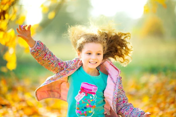 mutlu kız çalıştıran ve fu sahip güzel bir akşam parkta yürüyüş
