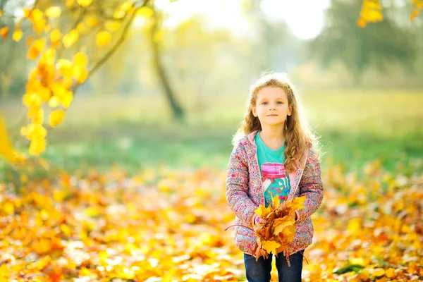 Happy Girl Walking Beautiful Evening Park Playing Tossing Autumn Leave — Stock Photo, Image