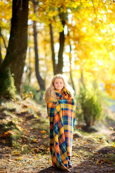 Menina Bonita Escondendo Atrás Cobertor Quente Andando Noite Par — Fotografia de Stock