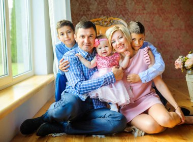 büyük mutlu aile evlerinde katta oturan, sarılma ve smilin