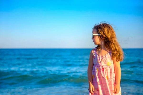 Mooi Meisje Een Jurk Die Het Strand Kijken Weg Dromen — Stockfoto