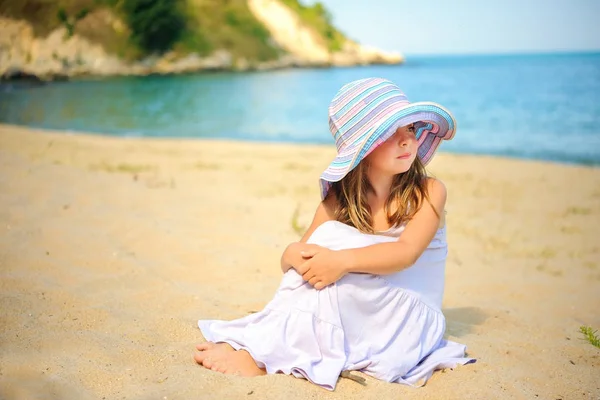 Mooie Meisje Jurk Strand Hoed Zit Het Strand Kijkt Naar — Stockfoto