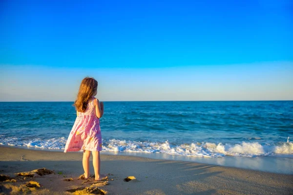 Mooie Meisje Jurk Wandelen Het Strand Zee Kijken Dreamin — Stockfoto
