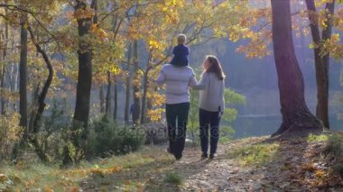 Mutlu aile güzel sonbahar Park'ta yürüyordunuz