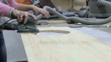 Alt kurulları Parlatma makine ile parlatır. Ahşap temizlemek için çalışmak