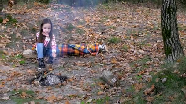 Loisirs Plein Air Sains Belle Petite Fille Repose Dans Parc — Video