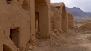 Iran orta kısmında yalnız köyde sokak, sol evleri bir yağmur ve Rüzgar etkisi altında Daralt