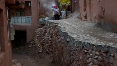 Iran bir dağ kısmında bulunan Abjyan tarihi köy içinde Sokak, evler kil akış devam eder sokağın ortasına doymuş kırmızı renkteki tarafından sıvalı