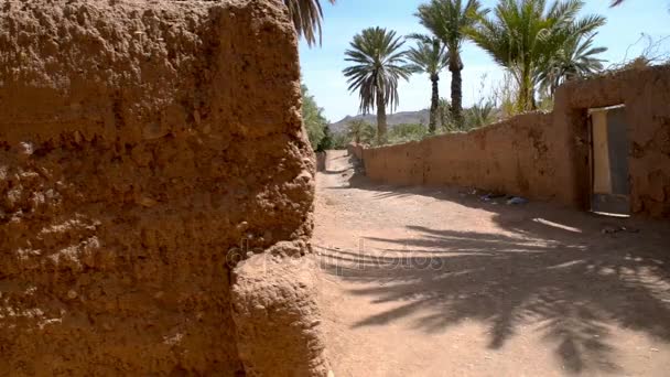 国の人けのない部分に位置するモロッコの村の通り Zobory ヒップのバック グラウンドでの構築 — ストック動画