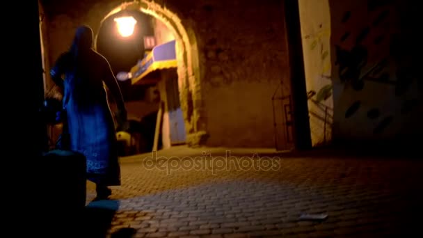 Marruecos Hiyab Largo Calle Vieja Medina Por Noche — Vídeos de Stock