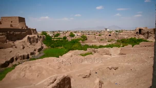 イランでのメイボド地域が晴れた日の都市の古代の要塞のパノラマ 粘り土壁の要塞は都市の上の丘の上 — ストック動画