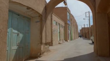 güneşli bir gün Meybod şehir, şehir Iran orta kısmında tarihsel bir parçası sokakta.