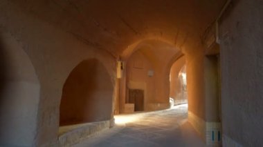 kemer geçişte gölgeli şehrinde güneşli bir gün için bir tünelin sonunda parlak akşam güneşi tarihsel bir parçası