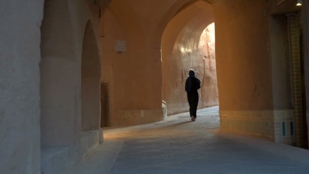 Young Iranian Walks Streets Old City Yazd Shady Curved Arches — Stock Video