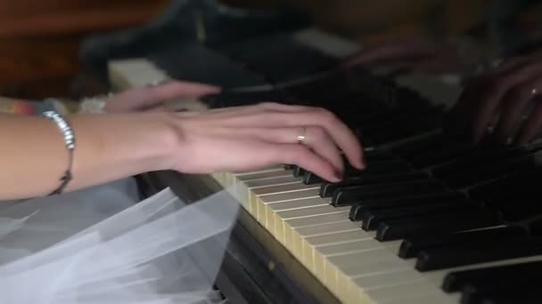 Meisje Een Trouwjurk Piano Spelen — Stockvideo