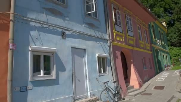 Straße Mit Bunten Häusern Einem Historischen Gespräch Über Die Stadt — Stockvideo