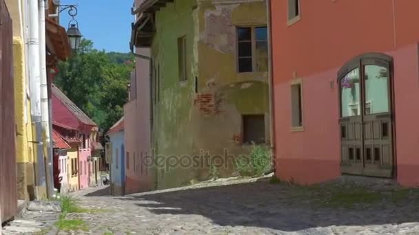 Straße Der Altstadt Von Sighisoara Die Häuser Sind Hellen Farben — Stockvideo