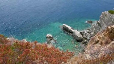 bir görünümü Akdeniz deniz kenarında kayalık kıyılarının, saf su turkuaz kayalar yıkar.