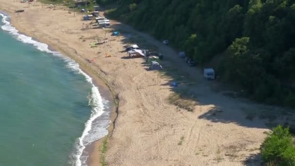 Blick Auf Die Küste Des Meeres Bei Sonnigem Wetter — Stockvideo