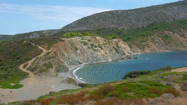 Vue sur la mer Méditerranée avec la haute côte escarpée par temps ensoleillé 