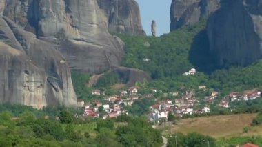 Meteor, kayalar Yunanistan eteğindeki küçük kasaba manastır iletken yol