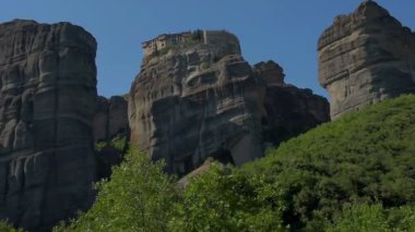 Buzlu, Yunanistan bulunan Meteora manastırda görünümünü