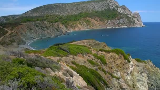 Vista Del Mar Mediterráneo Con Alta Costa Empinada Día Soleado — Vídeo de stock