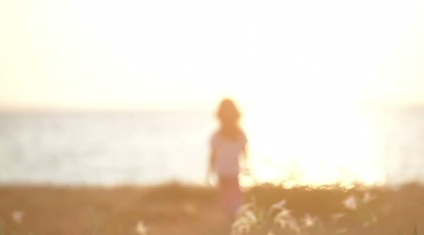 Menina Caminha Pôr Sol Costa Mar Egeu Foco Suave — Vídeo de Stock