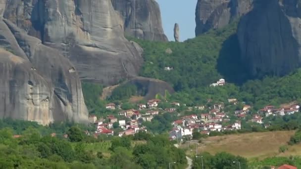 路指挥对陨石的修道院 小镇在岩石脚下希腊 — 图库视频影像