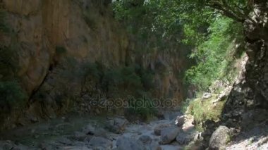 Gjipe, Arnavutluk Nehri yakınında yüksek sarp kayalar ile Kanyon