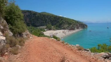 yol Dağları'nda lider küçük koyu, parlak güneşli bir plaj için